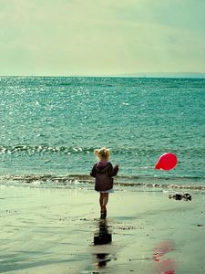 Превью обои ребенок, море, шарик, песок, прогулка