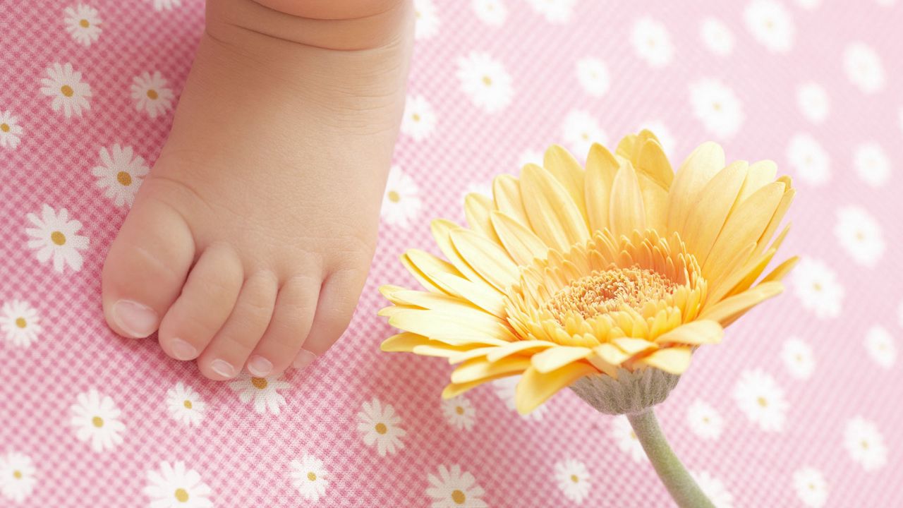Обои ребенок, нога, пеленки, цветы