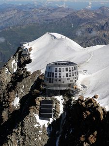 Превью обои refuge du gouter, высокогорный отель, франция, горы