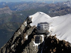 Превью обои refuge du gouter, высокогорный отель, франция, горы