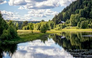 Превью обои река, берег, деревья, трава, облака, отражение