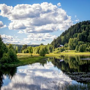 Превью обои река, берег, деревья, трава, облака, отражение