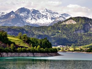 Превью обои река, берег, гора, поселок, пейзаж