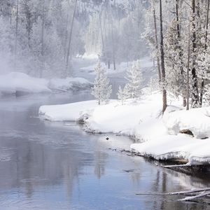 Превью обои река, берег, снег, деревья, гора