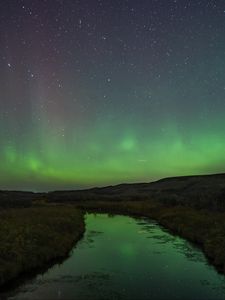 Превью обои река, берег, трава, северное сияние, ночь