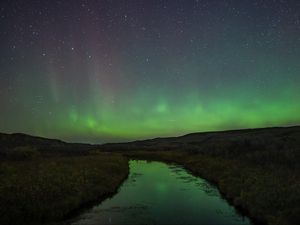 Превью обои река, берег, трава, северное сияние, ночь