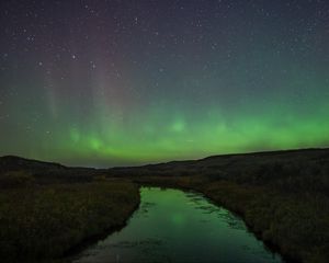 Превью обои река, берег, трава, северное сияние, ночь