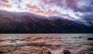 Превью обои река, берег, туман, пейзаж, холмы, волны, облака