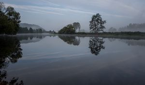 Превью обои река, деревья, отражение, природа, пейзаж, темный