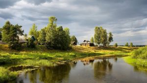 Превью обои река, деревня, небо, пасмурно, лето, зеленый, кувшинки, деревья, ручей, берега, мелко