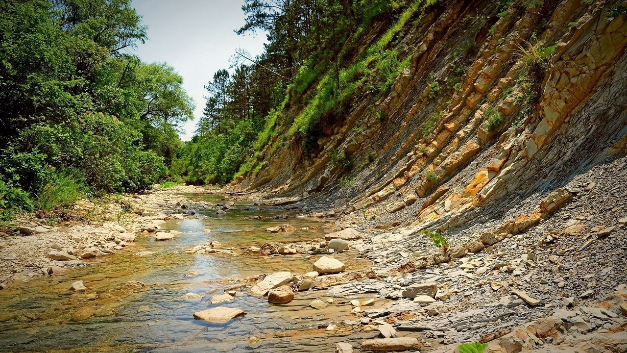 Обои река, горная, камни, острые, хребет