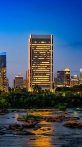 Превью обои река, город, здания, свет, вечер, темный