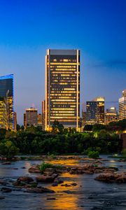 Превью обои река, город, здания, свет, вечер, темный