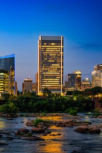 Превью обои река, город, здания, свет, вечер, темный