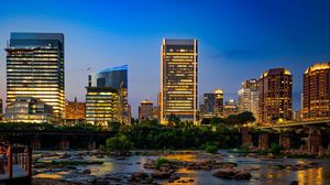 Превью обои река, город, здания, свет, вечер, темный