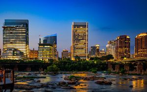 Превью обои река, город, здания, свет, вечер, темный