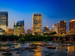 Превью обои река, город, здания, свет, вечер, темный