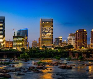 Превью обои река, город, здания, свет, вечер, темный