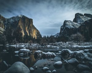 Превью обои река, горы, камни, берег, деревья, холод, заснеженный