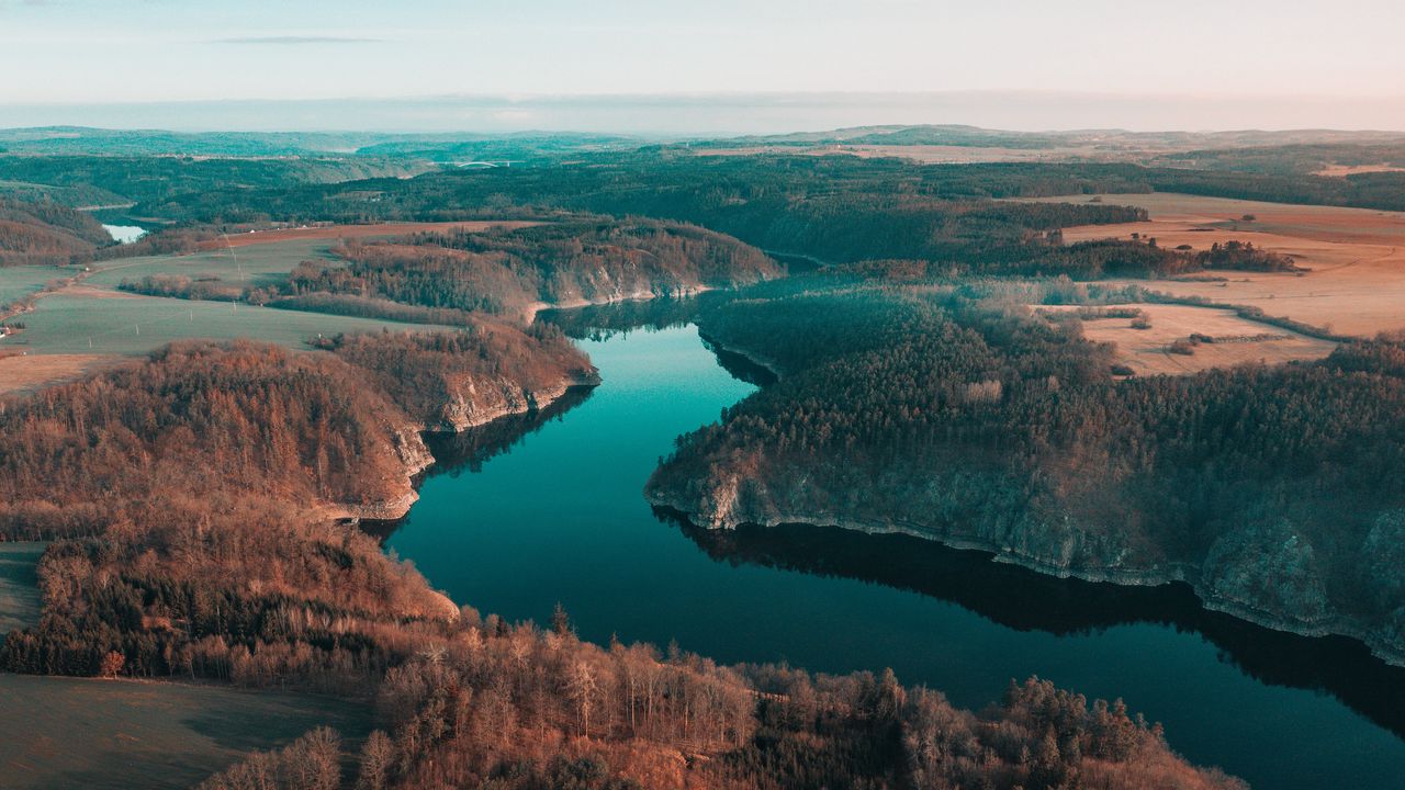Обои река, извилистый, лес, деревья, даль