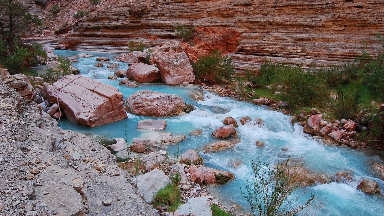 Обои река, камни, голубая вода, горная, скалы, трава, зелень