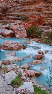 Превью обои река, камни, голубая вода, горная, скалы, трава, зелень