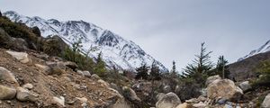 Превью обои река, камни, поток, скалы, горы, заснеженный
