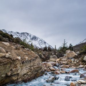 Превью обои река, камни, поток, скалы, горы, заснеженный