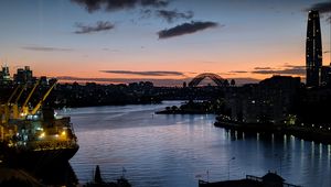 Превью обои река, корабль, мост, город, закат, темный