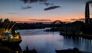 Превью обои река, корабль, мост, город, закат, темный
