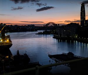Превью обои река, корабль, мост, город, закат, темный