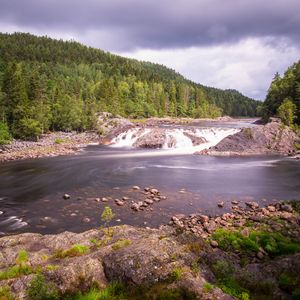 Превью обои река, лес, деревья, камни, поток, небо