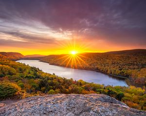 Превью обои река, лучи, солнце, камни, деревья