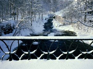 Превью обои река, мостик, перила, зима, узоры
