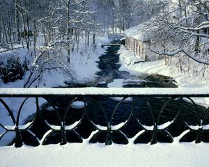 Превью обои река, мостик, перила, зима, узоры