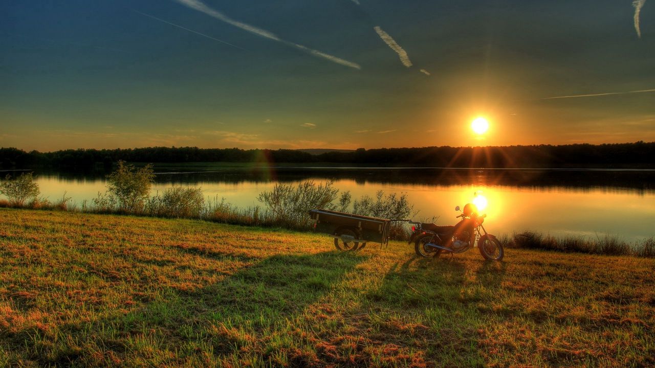 Обои река, мотоцикл, закат, трава