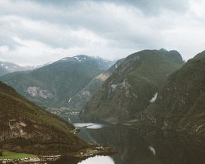 Превью обои река, скалы, склон, горы, вершины