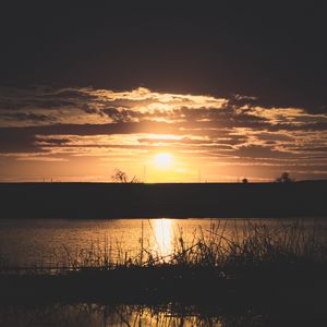 Превью обои река, трава, закат, темный