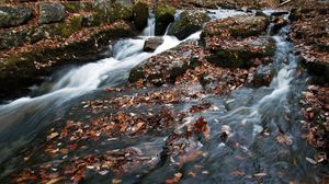 Превью обои река, водопад, камни, листья, осень, природа