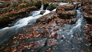 Превью обои река, водопад, камни, листья, осень, природа