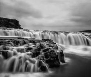 Превью обои река, водопад, вода, долгая выдержка, черно-белый