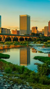 Превью обои река, зелень, мост, здания, город, закат