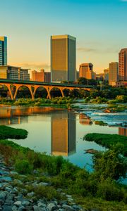 Превью обои река, зелень, мост, здания, город, закат