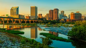 Превью обои река, зелень, мост, здания, город, закат