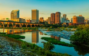 Превью обои река, зелень, мост, здания, город, закат