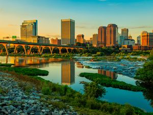 Превью обои река, зелень, мост, здания, город, закат