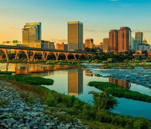 Превью обои река, зелень, мост, здания, город, закат