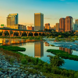 Превью обои река, зелень, мост, здания, город, закат