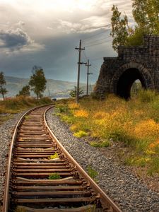 Превью обои рельсы, железная дорога, арка, столбы, трава, галька