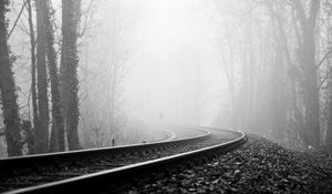 Превью обои рельсы, железная дорога, туман, поворот, черно-белые, мрачные